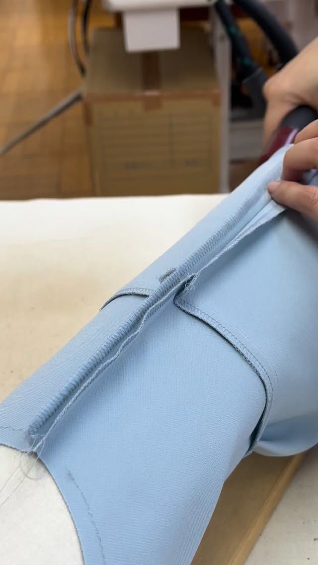 縫い代割りアイロン！！

#縫製工場 
#garmentfactory 
#madeinjapan 
#yosofujiwara 
#藤原洋装 
#秋田県
#横手市